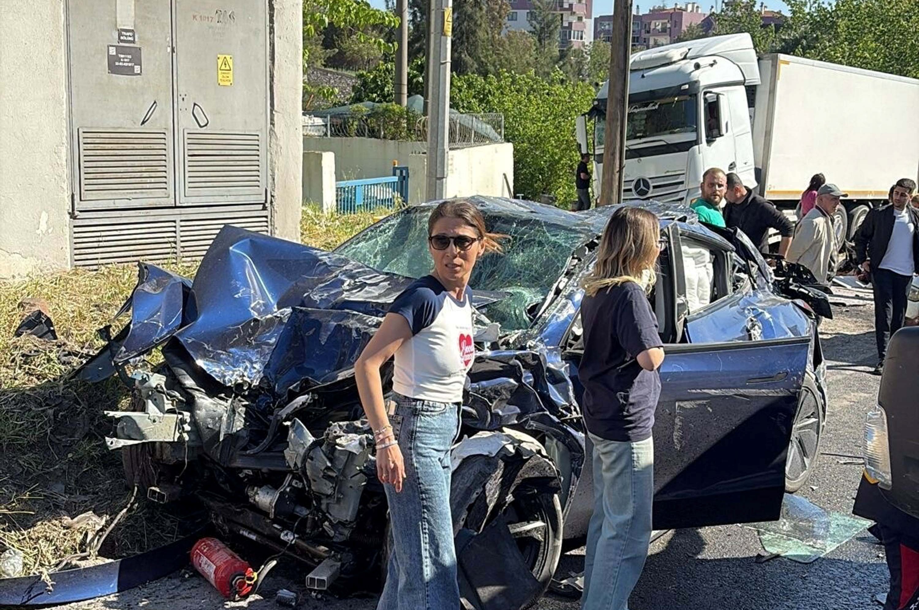 İzmir'de freni boşalan TIR, 9 araca çarptı: 3 ölü, 1’i polis 4 yaralı - Görsel 2