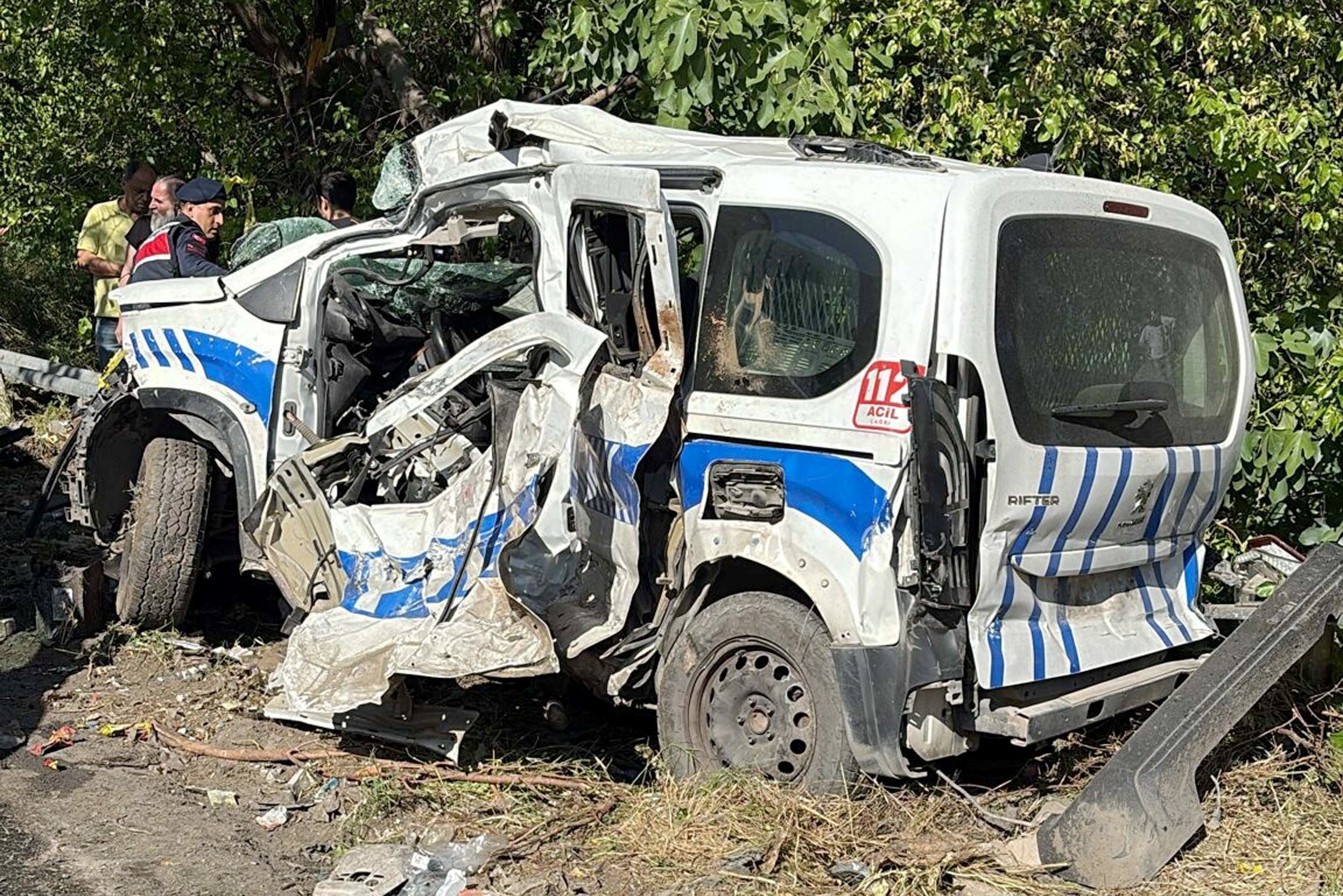İzmir'de freni boşalan TIR, 9 araca çarptı: 3 ölü, 1’i polis 4 yaralı - Görsel 4