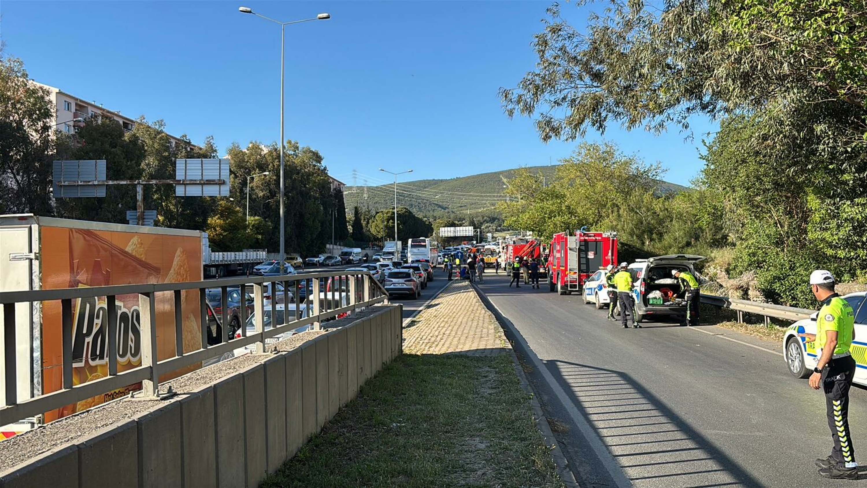 İzmir'de freni boşalan TIR, 9 araca çarptı: 3 ölü, 1’i polis 4 yaralı - Görsel 6