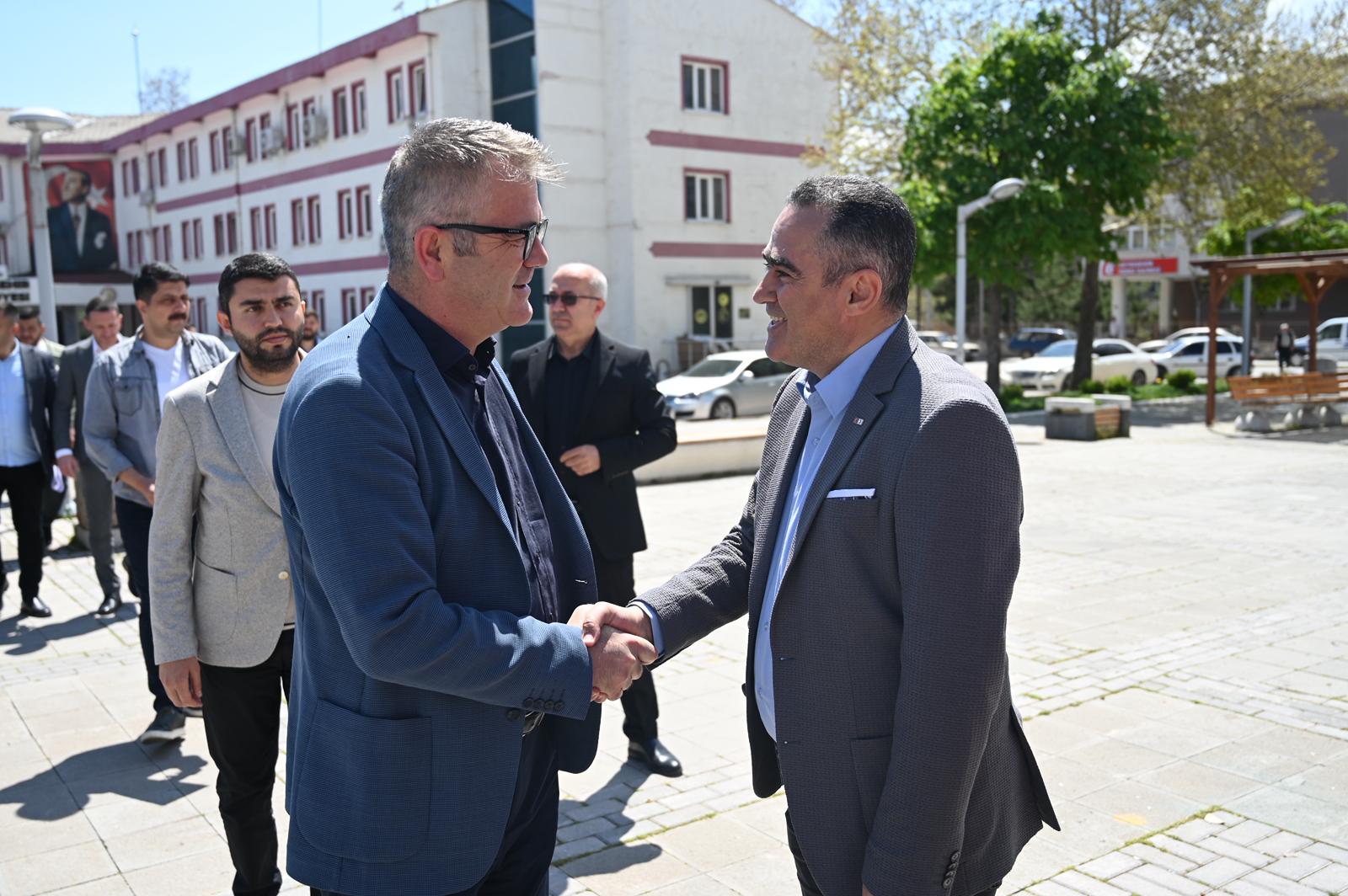 BAŞKAN USTAOĞLU VE ÇALIŞMA ARKADAŞLARI KAN BAĞIŞINDA BULUNDU  - Görsel 1