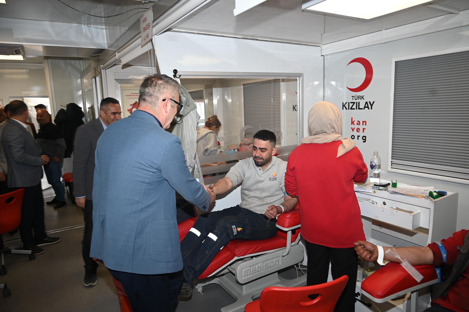 BAŞKAN USTAOĞLU VE ÇALIŞMA ARKADAŞLARI KAN BAĞIŞINDA BULUNDU  - Görsel 4