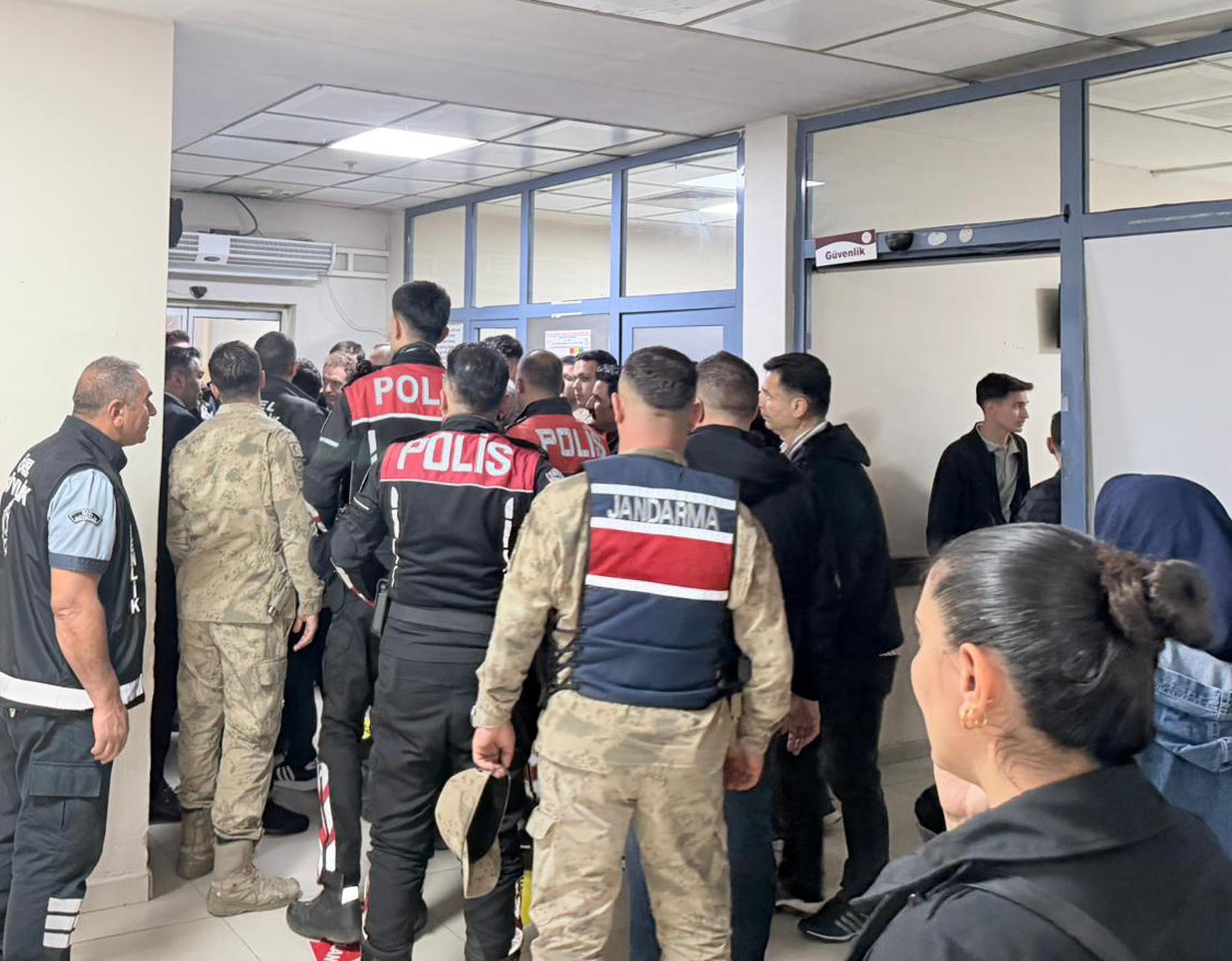 Iğdırda Ortaokul öğrencisi tüfekle oynarken kazara arkadaşını vurdu - Görsel 2