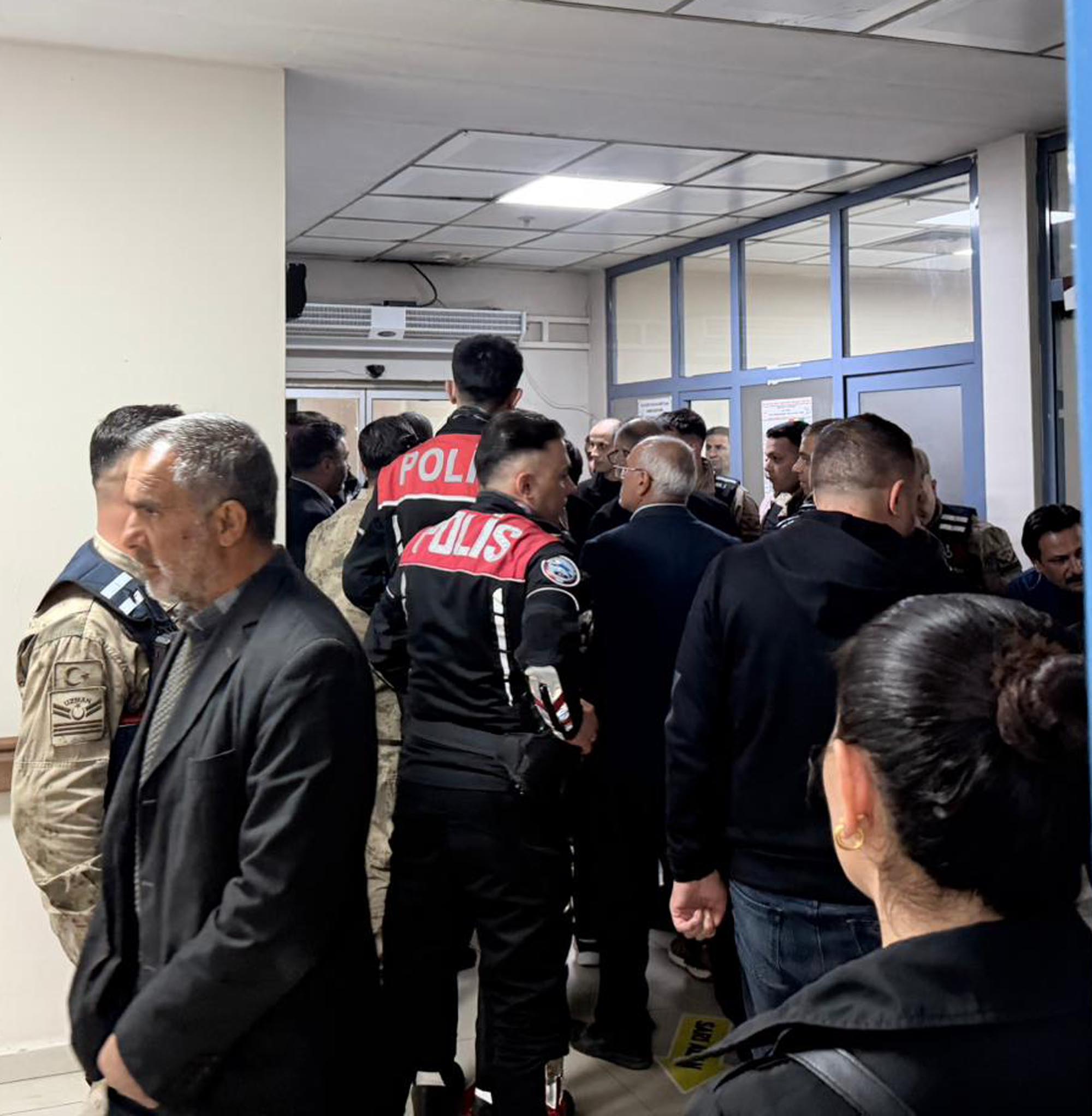 Iğdırda Ortaokul öğrencisi tüfekle oynarken kazara arkadaşını vurdu - Görsel 3