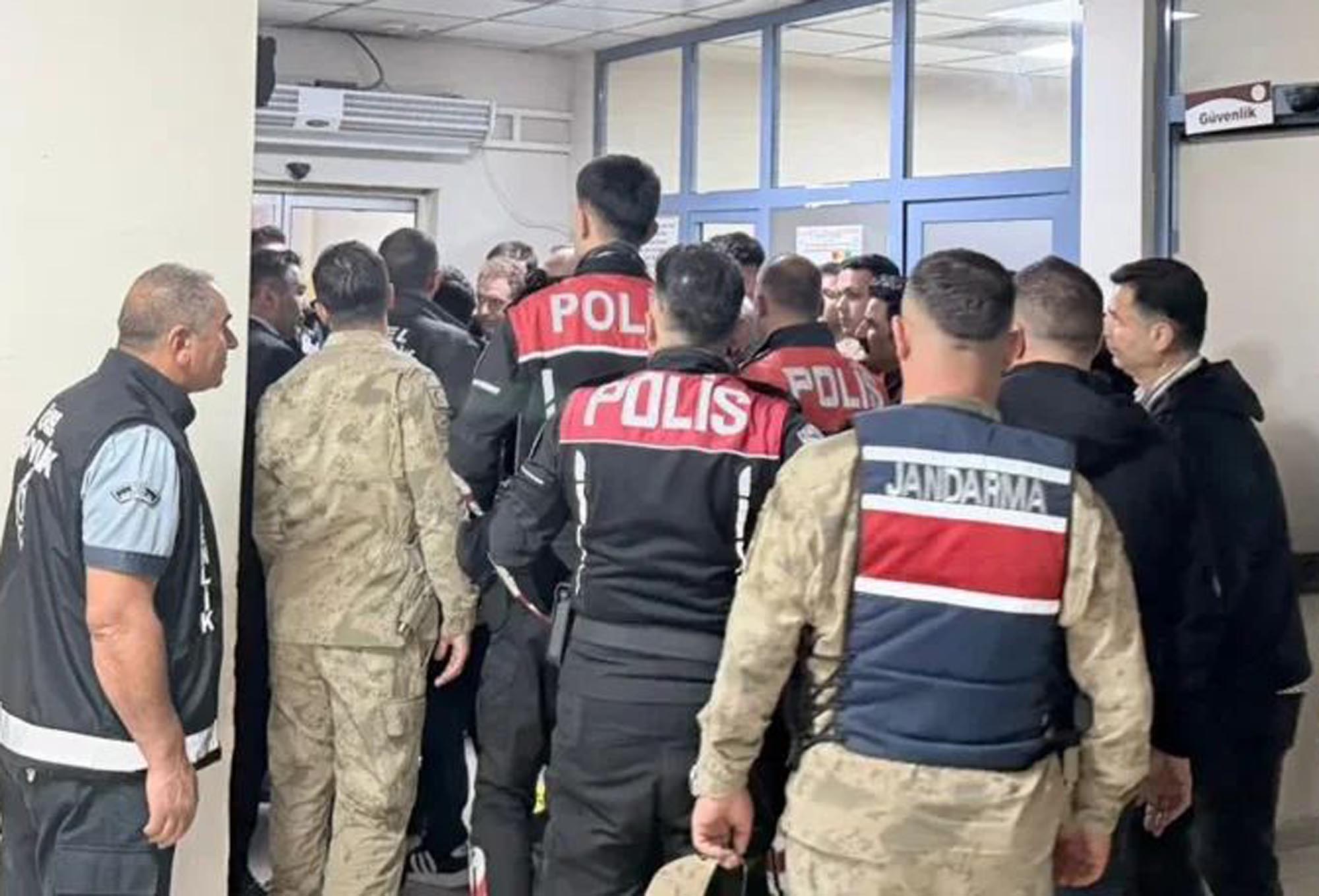 Iğdırda Ortaokul öğrencisi tüfekle oynarken kazara arkadaşını vurdu - Görsel 4