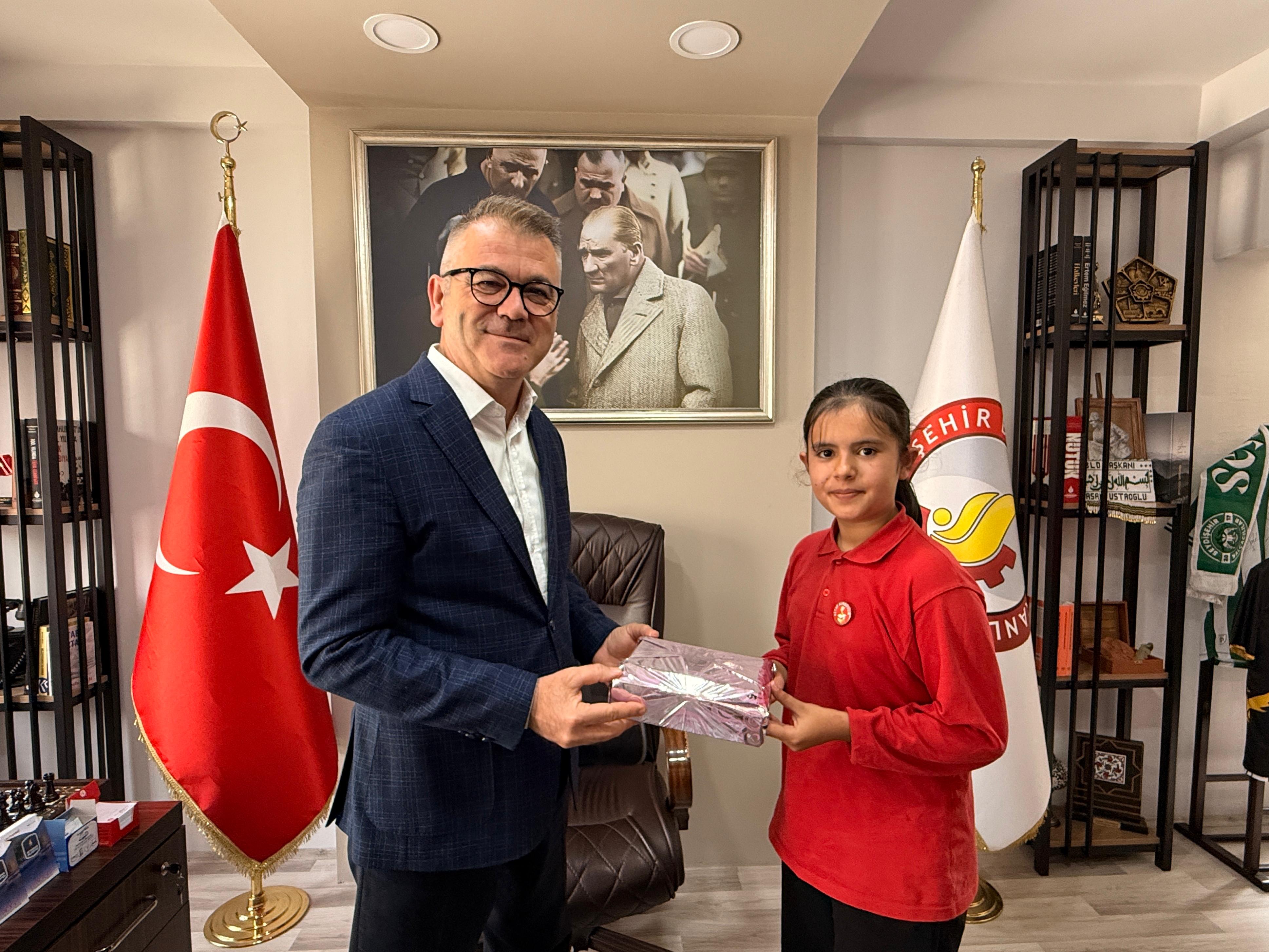 KİTAP KURTLARI ÖDÜLLERİNE KAVUŞTU - Görsel 1