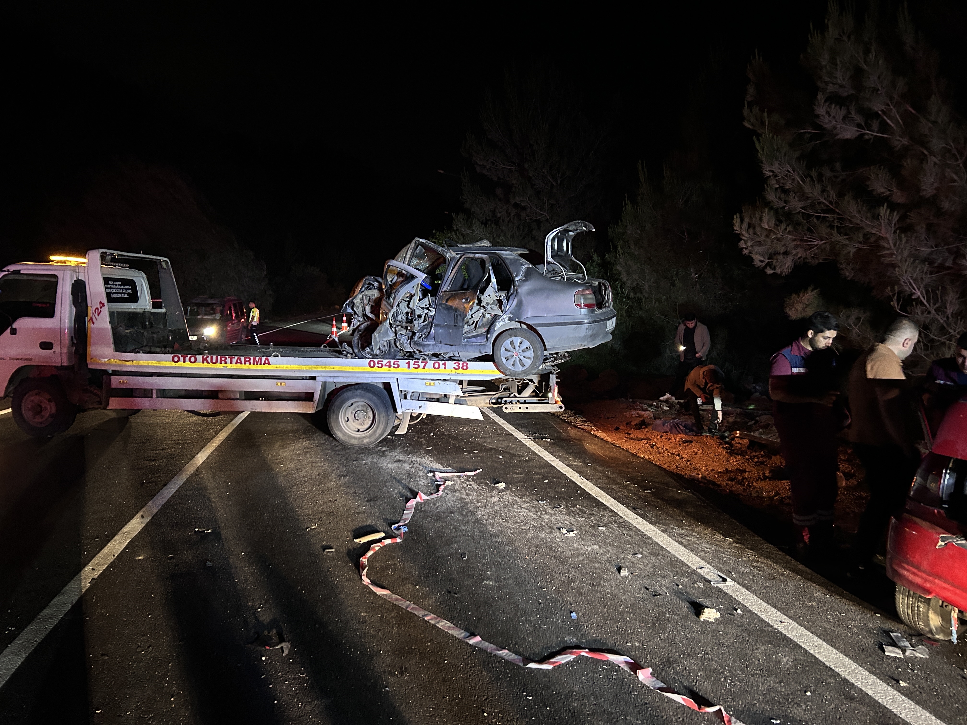 Adana'da iki otomobil çarpıştı: 2 ölü, 3 yaralı - Görsel 1