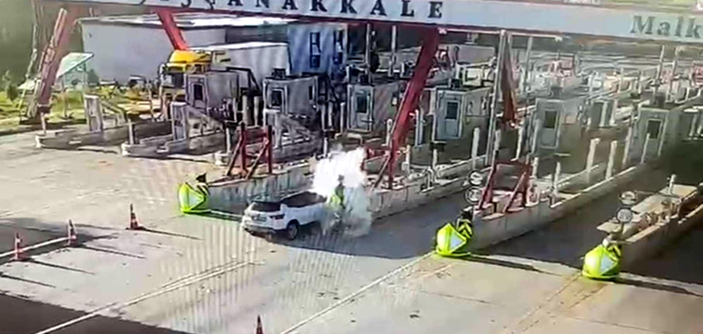 Otoyol gişelerine çarpan otomobildeki karı-kocayı ölüm ayırdı; kaza anı kamerada - Görsel 1