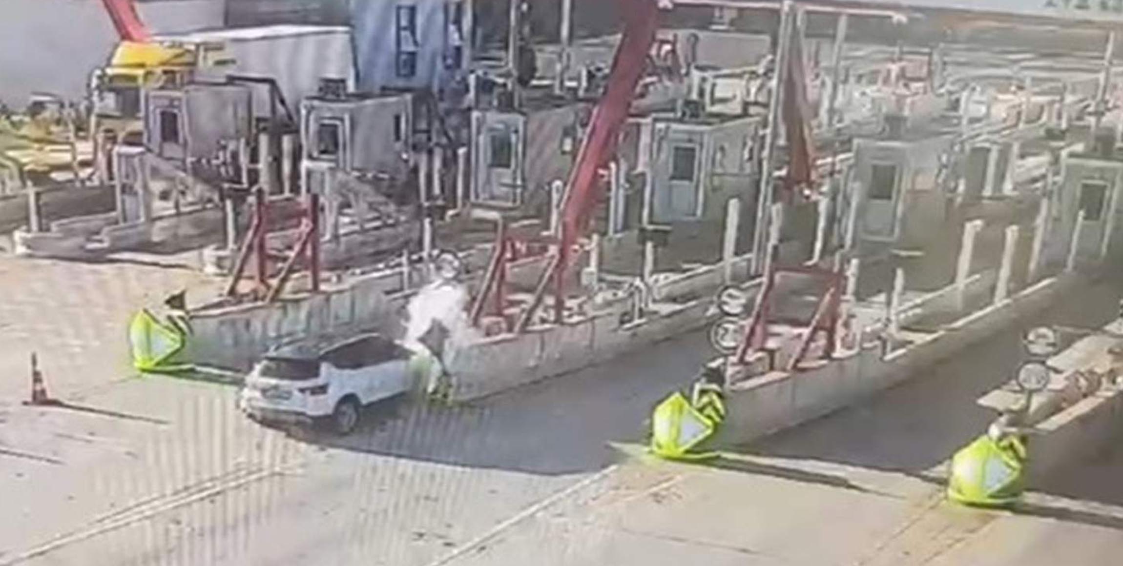 Otoyol gişelerine çarpan otomobildeki karı-kocayı ölüm ayırdı; kaza anı kamerada - Görsel 2