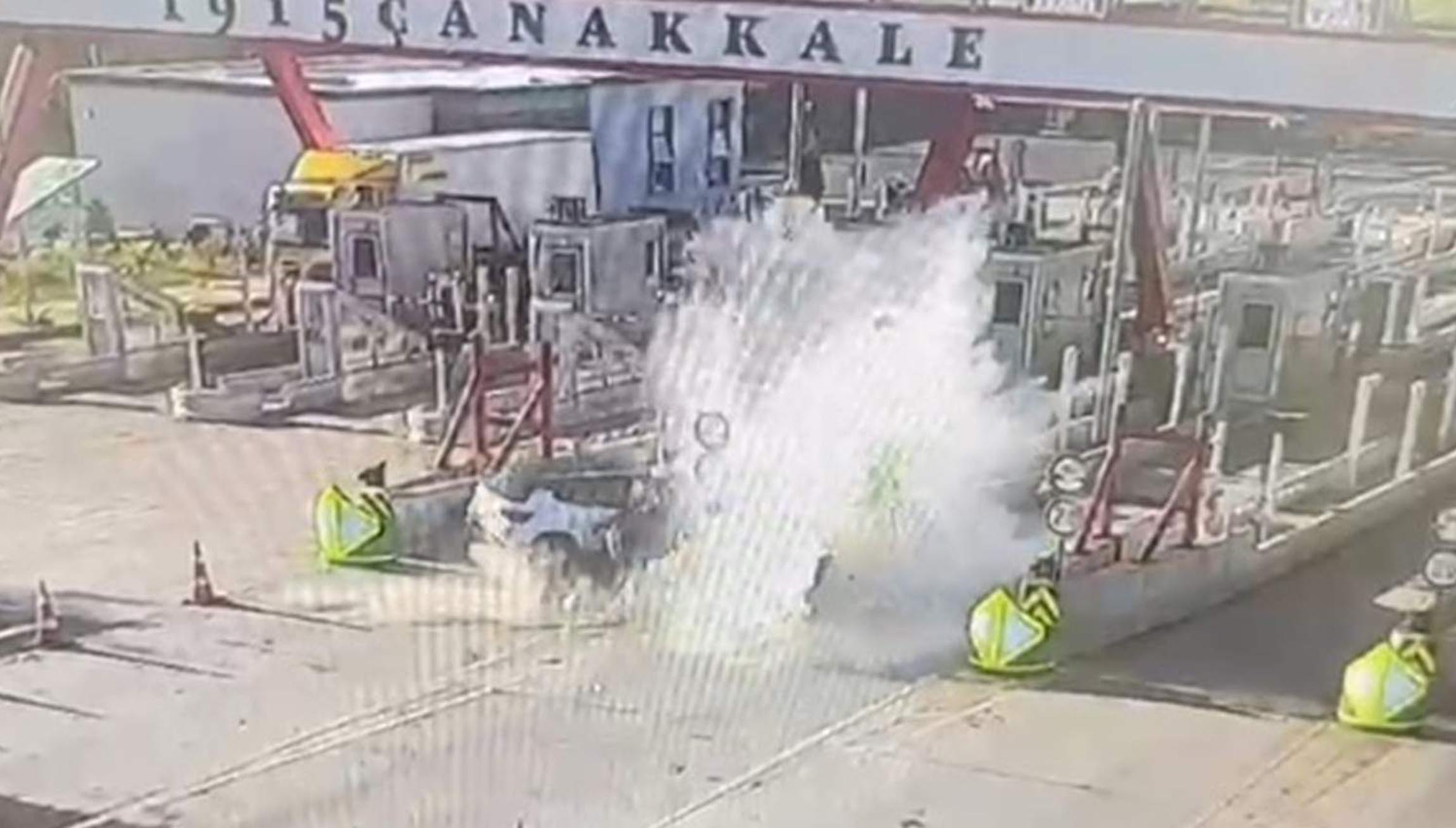 Otoyol gişelerine çarpan otomobildeki karı-kocayı ölüm ayırdı; kaza anı kamerada - Görsel 4
