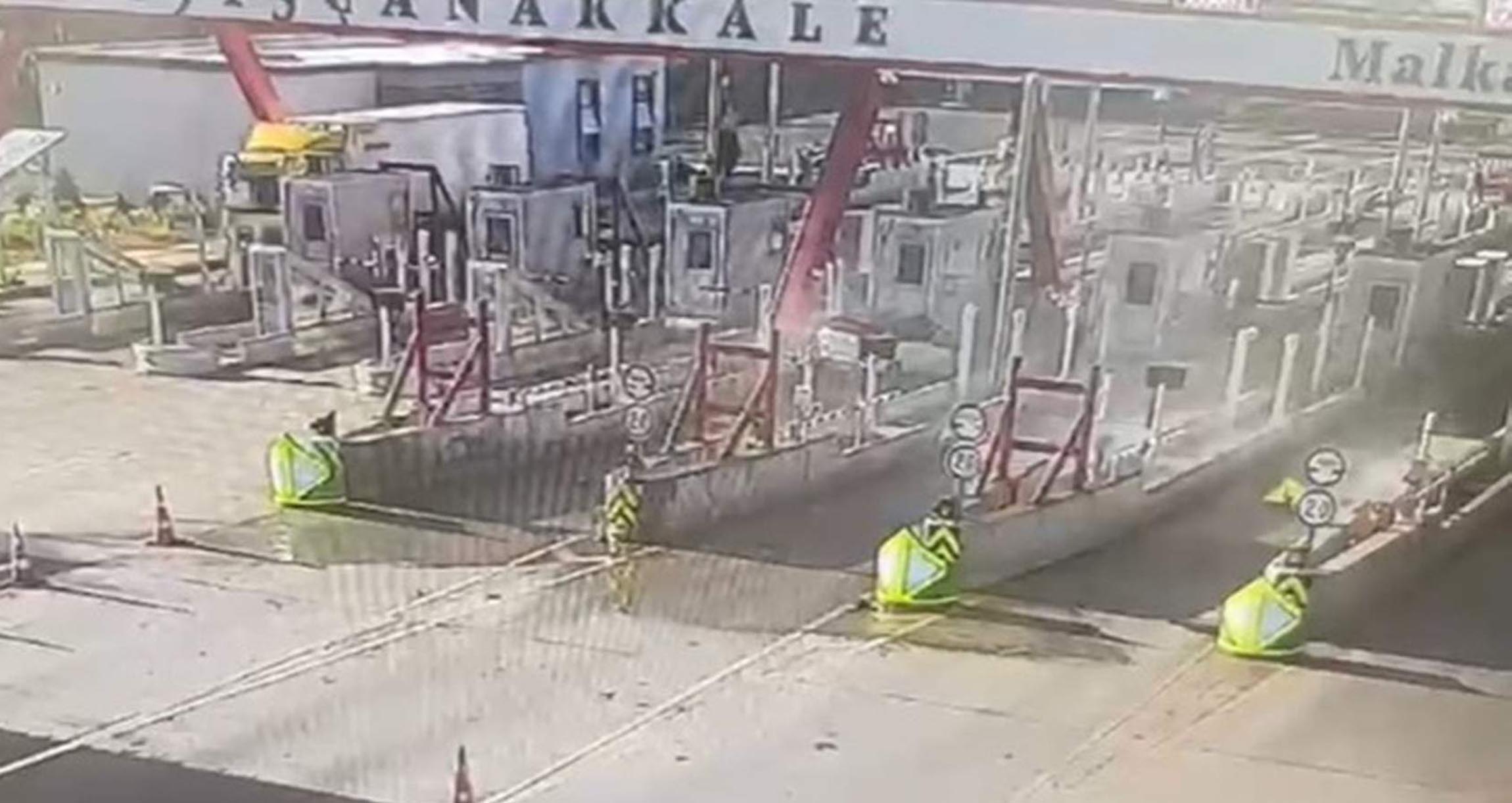 Otoyol gişelerine çarpan otomobildeki karı-kocayı ölüm ayırdı; kaza anı kamerada - Görsel 5