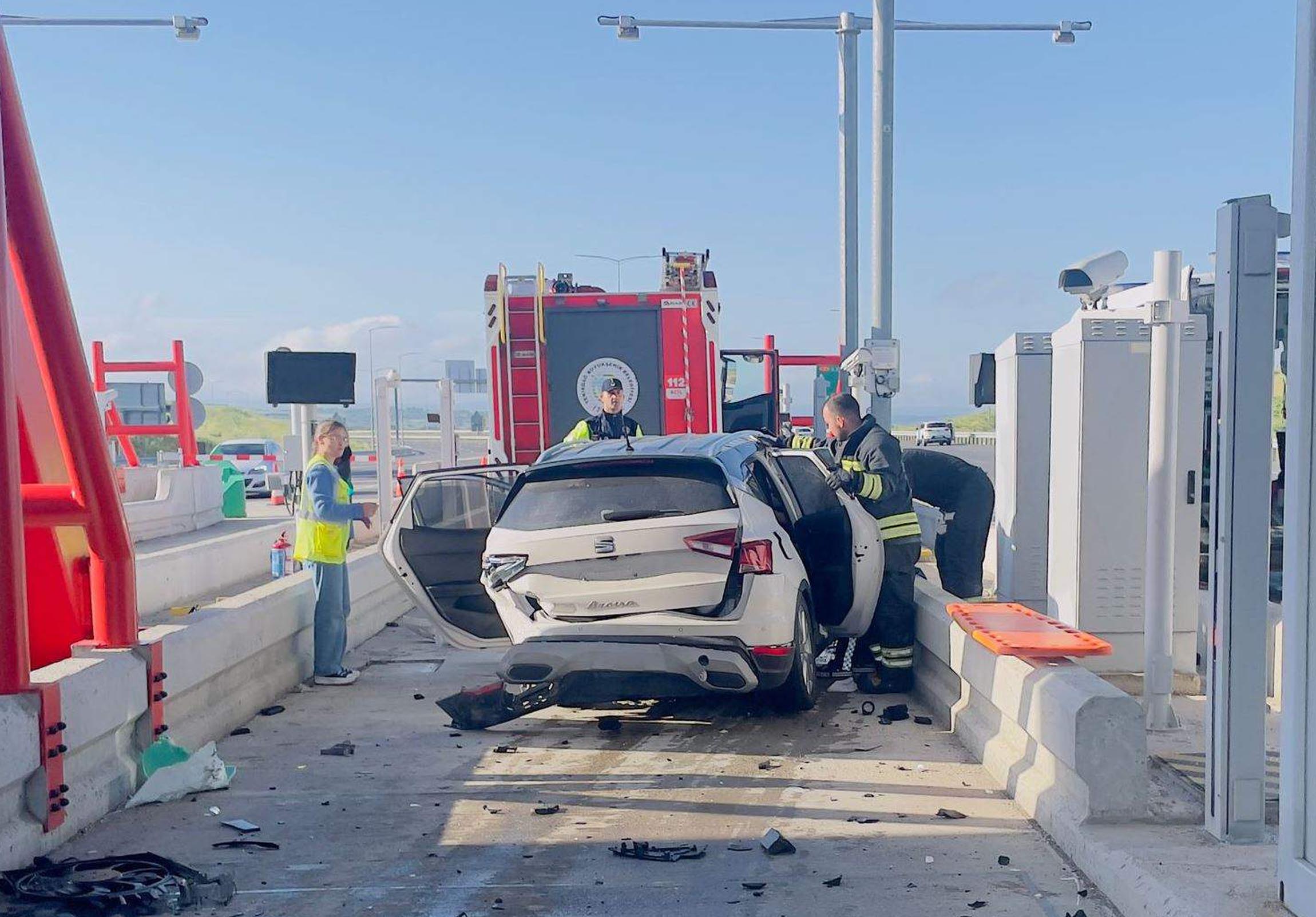 Otoyol gişelerine çarpan otomobildeki karı-kocayı ölüm ayırdı; kaza anı kamerada - Görsel 6