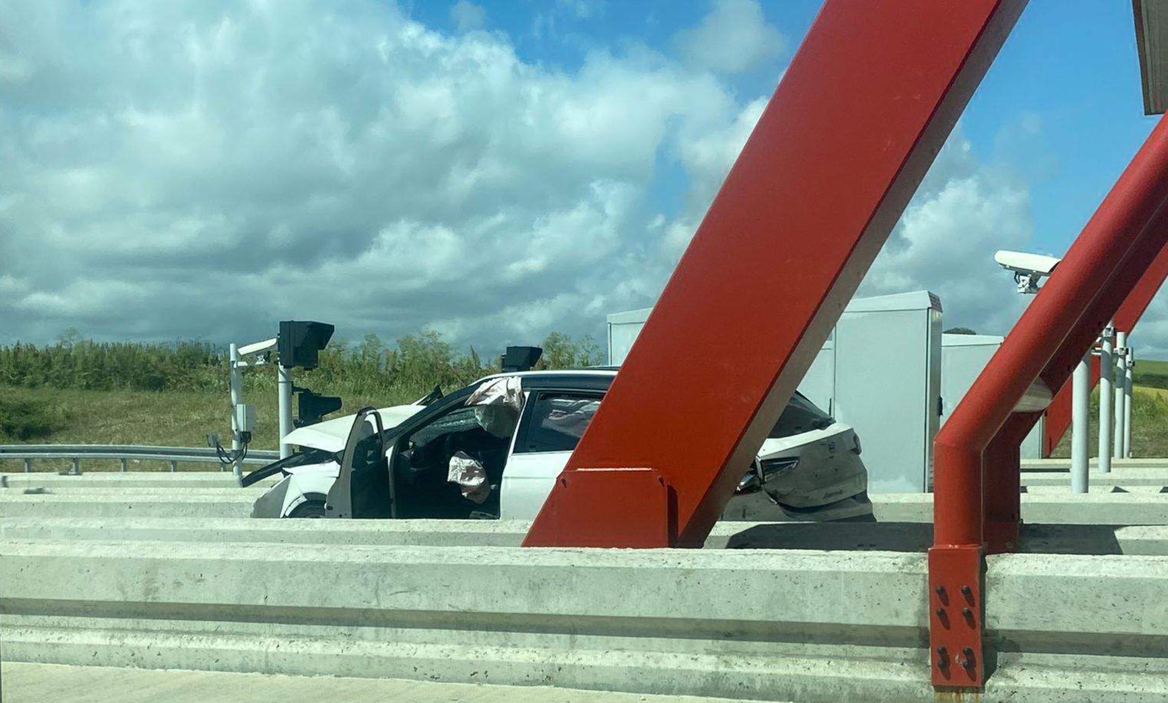 Otoyol gişelerine çarpan otomobildeki karı-kocayı ölüm ayırdı; kaza anı kamerada - Görsel 7
