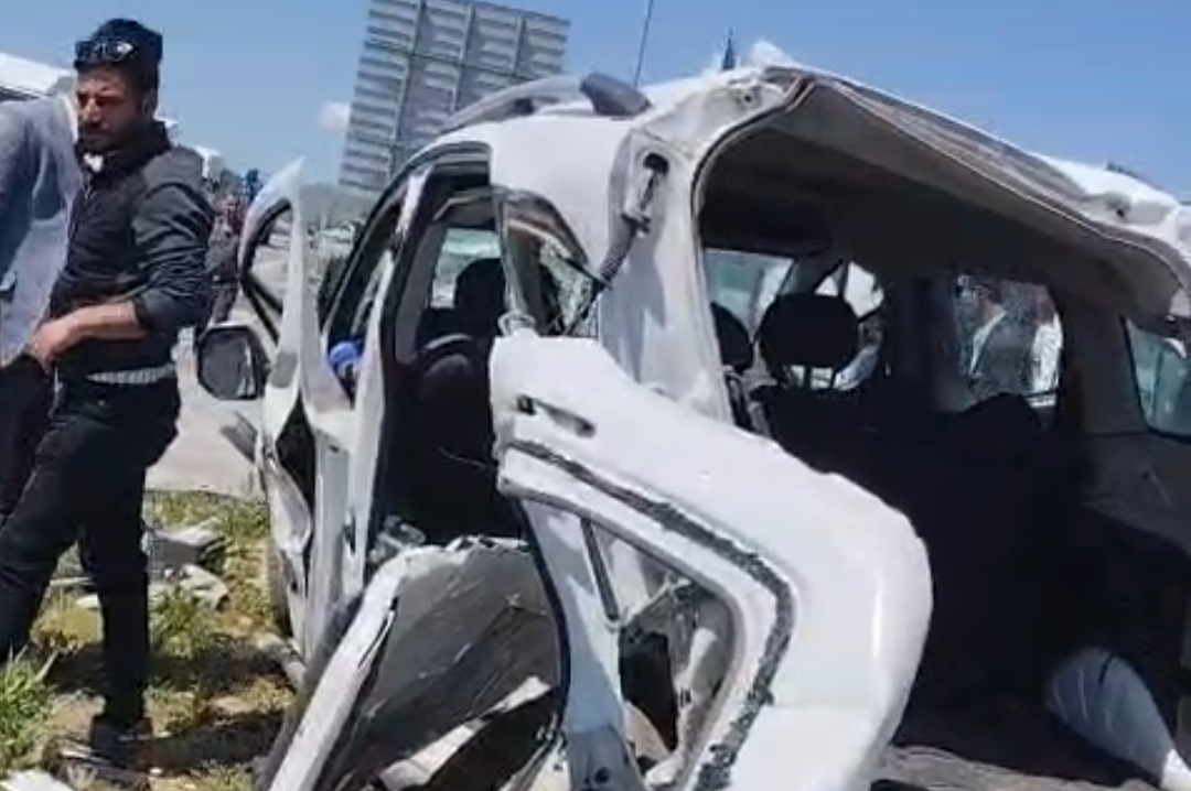 Hafif ticari araç ile kamyonet kafa kafaya çarpıştı; 4 ölü, 2 yaralı - Görsel 1