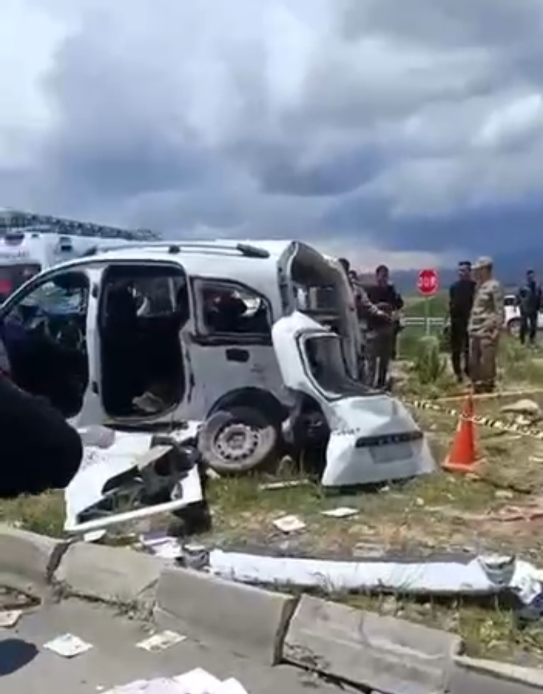 Hafif ticari araç ile kamyonet kafa kafaya çarpıştı; 4 ölü, 2 yaralı - Görsel 4