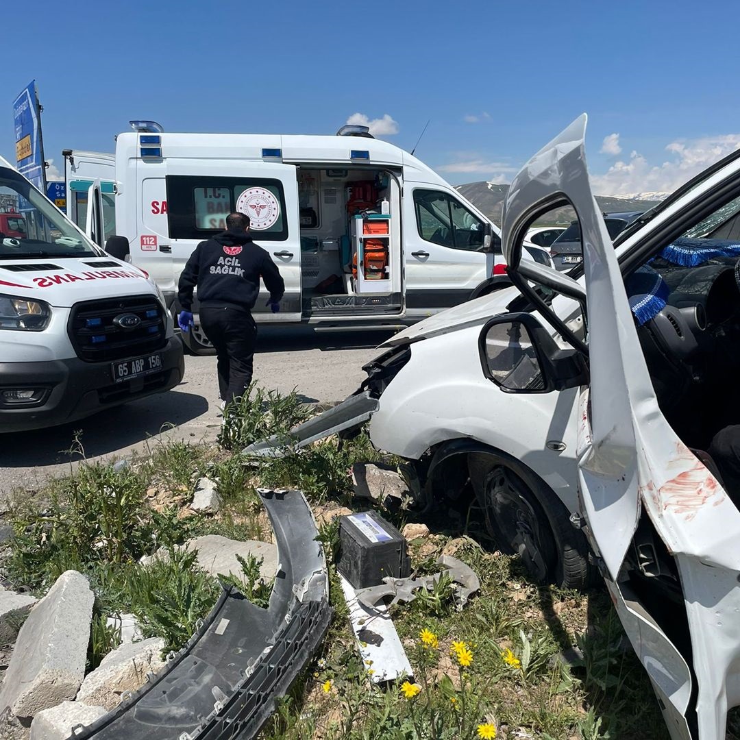 Hafif ticari araç ile kamyonet kafa kafaya çarpıştı; 4 ölü, 2 yaralı - Görsel 5