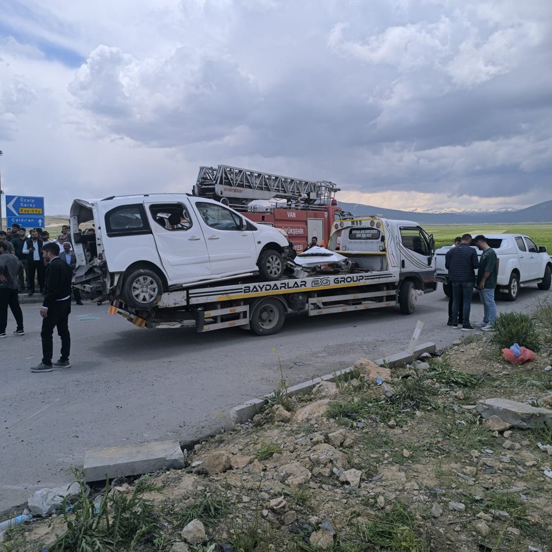 Hafif ticari araç ile kamyonet kafa kafaya çarpıştı; 4 ölü, 2 yaralı - Görsel 6