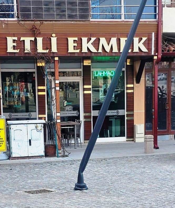 ÇARŞI  MEYDANINDA  YOLUN İÇİNE  DİKİLEN DİREGE  ARAÇ  ÇARPTI