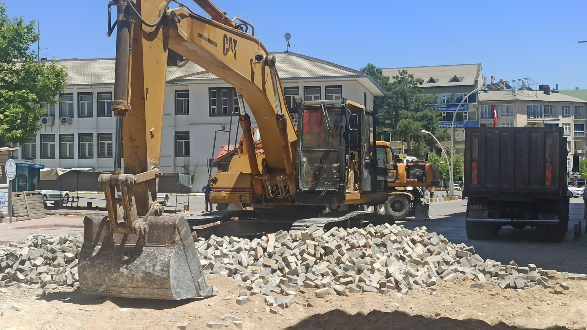 Hayırlı İşler; Seydişehir Sadi Irmak Caddesindeki 10 bin m2 lik Parke söküldü.