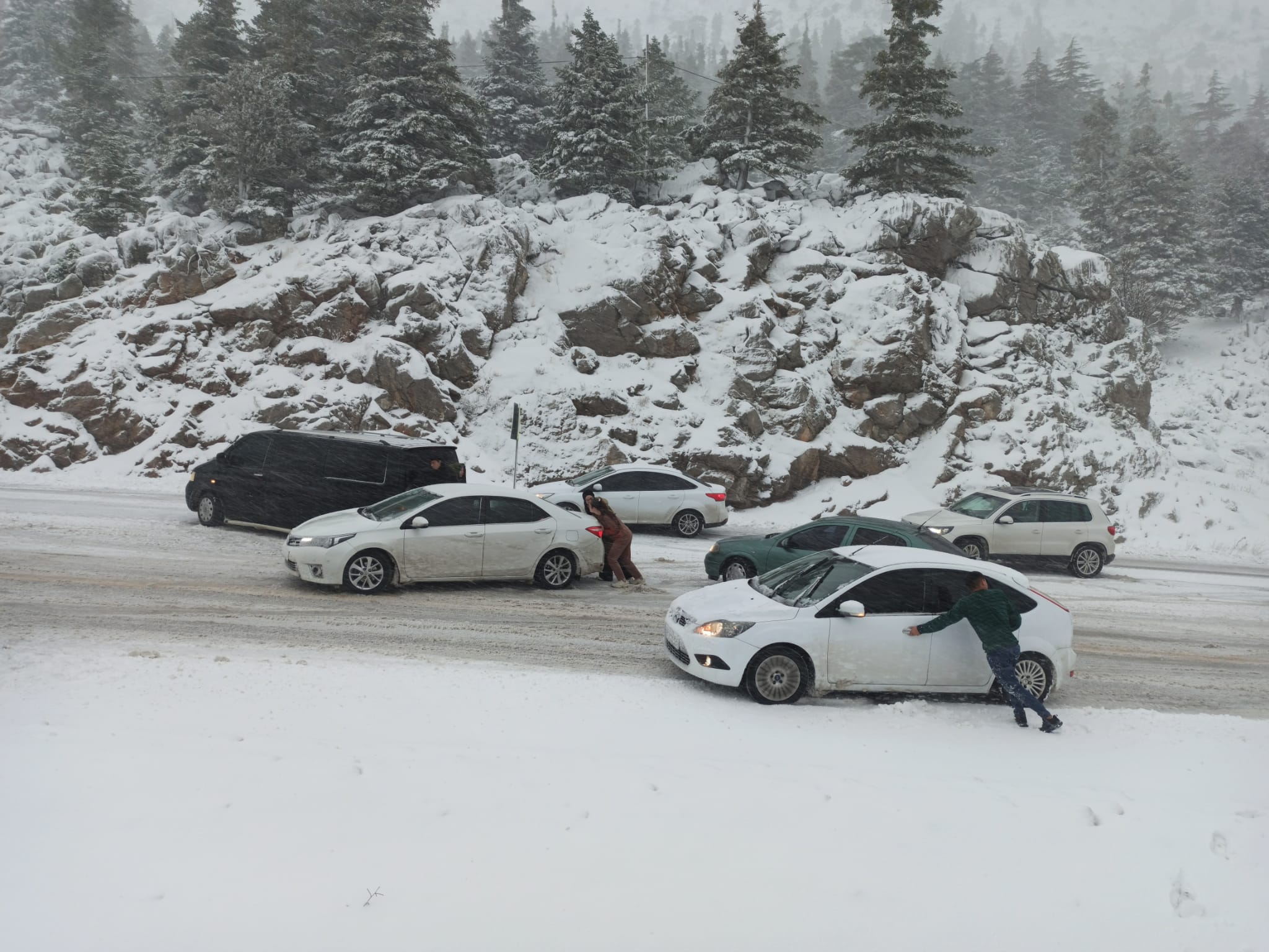 Konya –Antalya karayolunda yoğun kar; sürücüler zor anlar yaşadı VİDEO HABER