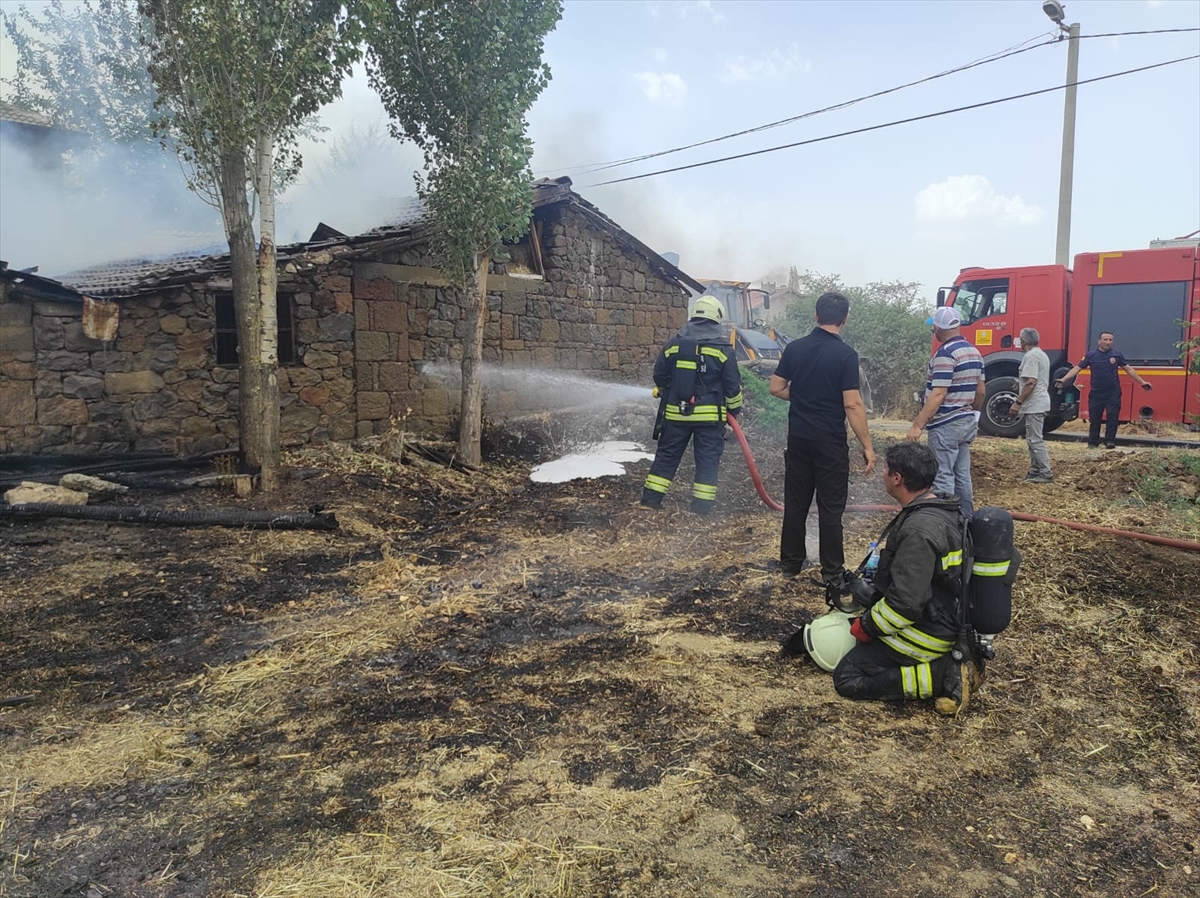 Seydişehir'de ahır ve samanlıkta çıkan yangın söndürüldü