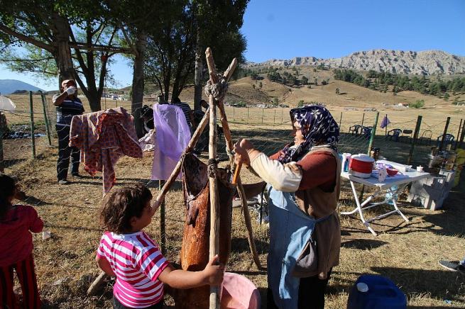 Antalya’nın Akseki ilçesinden yaz aylarında Konya’nın Seydişehir ilçesi sınırlarında Toros Dağları eteklerinde bulunan Karakışla yaylasına göç eden Yörükler, asırlardır gelenek haline gelen 