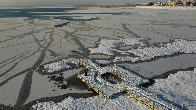 Kıyıları donan Beyşehir Gölü'nde buz üzerinde yürüyorlar