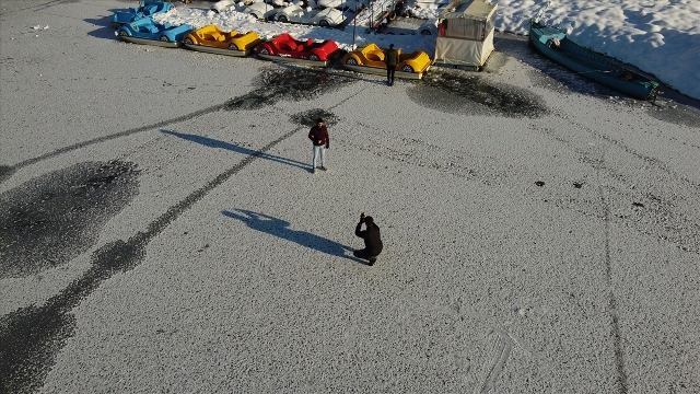 Kıyıları donan Beyşehir Gölü'nde buz üzerinde yürüyorlar
