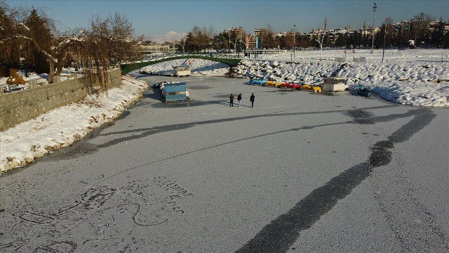 Kıyıları donan Beyşehir Gölü'nde buz üzerinde yürüyorlar