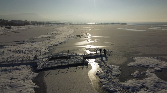 Kıyıları donan Beyşehir Gölü'nde buz üzerinde yürüyorlar