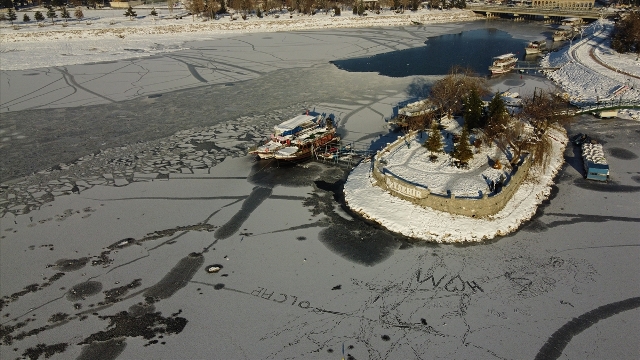 Kıyıları donan Beyşehir Gölü'nde buz üzerinde yürüyorlar