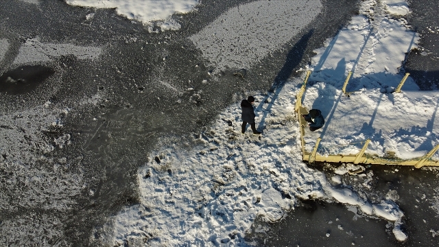 Kıyıları donan Beyşehir Gölü'nde buz üzerinde yürüyorlar