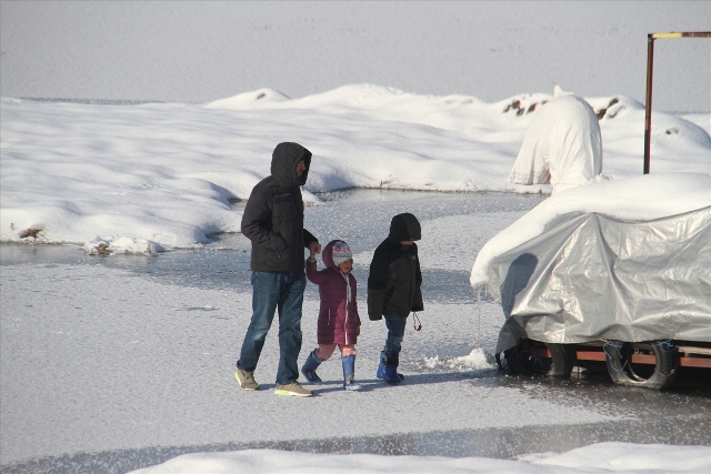 Kıyıları donan Beyşehir Gölü'nde buz üzerinde yürüyorlar
