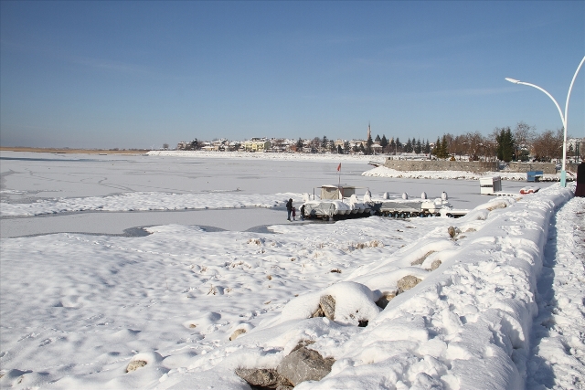 Kıyıları donan Beyşehir Gölü'nde buz üzerinde yürüyorlar