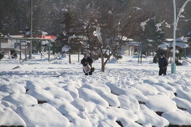 Kıyıları donan Beyşehir Gölü'nde buz üzerinde yürüyorlar