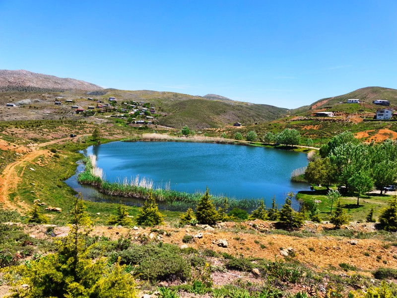 Konya'nın Ahırlı, Bozkır ve Akseki ilçelerinin yaylalarında yer alan Dipsiz Göl, eşsiz manzarası ve gizemli derinliğiyle doğaseverlerin ilgisini çekiyor. Yöre halkı tarafından "dipsiz" olarak adlandırılan göl, berrak suyu ve etkileyici çevresiyle adeta saklı bir cenneti andırıyor.  Doğanın Gizemli Mirası Dipsiz Göl, ismini derinliğinin bilinmemesinden alıyor. Yörede anlatılan efsanelere göre, gölün dibi yokmuş gibi görünüyor ve bu özelliğiyle merak uyandırıyor. Toros Dağları'nın eteklerinde, yemyeşil yaylaların ortasında yer alan göl, özellikle yaz aylarında serin havası ve huzur veren atmosferiyle ziyaretçilerini ağırlıyor.  Yayla Turizmi İçin Büyük Potansiyel Ahırlı, Bozkır ve Akseki yaylaları, doğal güzellikleriyle alternatif turizm rotaları arasında öne çıkıyor. Dipsiz Göl de bu bölgenin keşfedilmeyi bekleyen hazinelerinden biri. Kampçılar, fotoğraf tutkunları ve doğa yürüyüşçüleri için ideal bir durak olan göl, henüz çok fazla bilinmediğinden bakirliğini koruyor.  Koruma Çabaları ve Gelecek Nesillere Aktarım Çevre sakinleri ve yetkililer, Dipsiz Göl'ün doğal dokusunu korumak için çalışmalar yürütüyor. Gölün etrafında çevre düzenlemesi ve tanıtım faaliyetlerinin artırılması hedefleniyor. Aynı zamanda, bölgenin eko-turizme kazandırılması için projeler geliştiriliyor.  Dipsiz Göl, Konya'nın yaylalarında keşfedilmeyi bekleyen bir doğa harikası. Eğer siz de huzur dolu bir kaçamak arıyorsanız, bu gizemli göle mutlaka bir yolculuk yapmalısınız!  Not: Gölün konumu ve ulaşım detayları için yerel rehberlerden bilgi alınması önerilir.