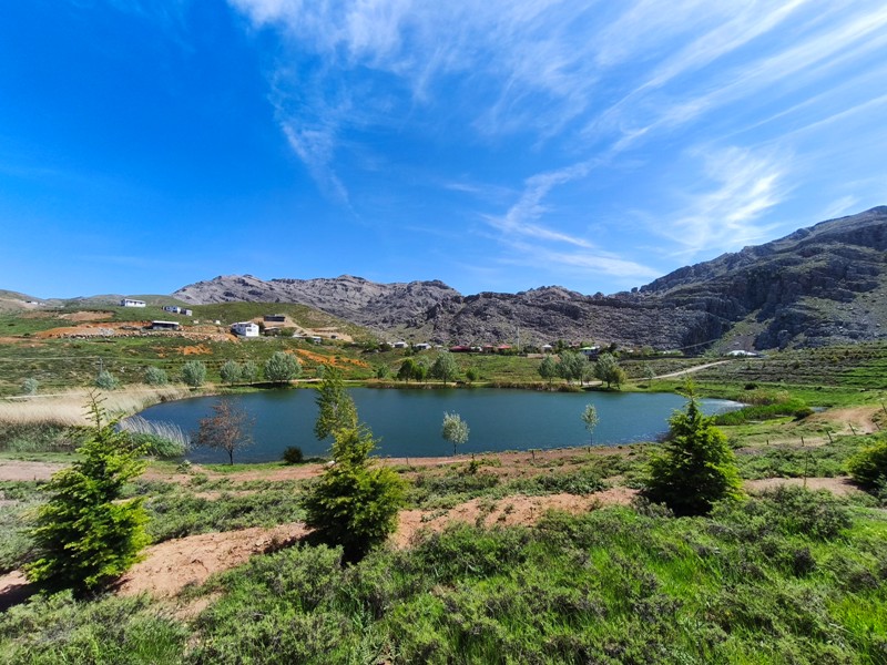Konya'nın Ahırlı, Bozkır ve Akseki ilçelerinin yaylalarında yer alan Dipsiz Göl, eşsiz manzarası ve gizemli derinliğiyle doğaseverlerin ilgisini çekiyor. Yöre halkı tarafından "dipsiz" olarak adlandırılan göl, berrak suyu ve etkileyici çevresiyle adeta saklı bir cenneti andırıyor.  Doğanın Gizemli Mirası Dipsiz Göl, ismini derinliğinin bilinmemesinden alıyor. Yörede anlatılan efsanelere göre, gölün dibi yokmuş gibi görünüyor ve bu özelliğiyle merak uyandırıyor. Toros Dağları'nın eteklerinde, yemyeşil yaylaların ortasında yer alan göl, özellikle yaz aylarında serin havası ve huzur veren atmosferiyle ziyaretçilerini ağırlıyor.  Yayla Turizmi İçin Büyük Potansiyel Ahırlı, Bozkır ve Akseki yaylaları, doğal güzellikleriyle alternatif turizm rotaları arasında öne çıkıyor. Dipsiz Göl de bu bölgenin keşfedilmeyi bekleyen hazinelerinden biri. Kampçılar, fotoğraf tutkunları ve doğa yürüyüşçüleri için ideal bir durak olan göl, henüz çok fazla bilinmediğinden bakirliğini koruyor.  Koruma Çabaları ve Gelecek Nesillere Aktarım Çevre sakinleri ve yetkililer, Dipsiz Göl'ün doğal dokusunu korumak için çalışmalar yürütüyor. Gölün etrafında çevre düzenlemesi ve tanıtım faaliyetlerinin artırılması hedefleniyor. Aynı zamanda, bölgenin eko-turizme kazandırılması için projeler geliştiriliyor.  Dipsiz Göl, Konya'nın yaylalarında keşfedilmeyi bekleyen bir doğa harikası. Eğer siz de huzur dolu bir kaçamak arıyorsanız, bu gizemli göle mutlaka bir yolculuk yapmalısınız!  Not: Gölün konumu ve ulaşım detayları için yerel rehberlerden bilgi alınması önerilir.