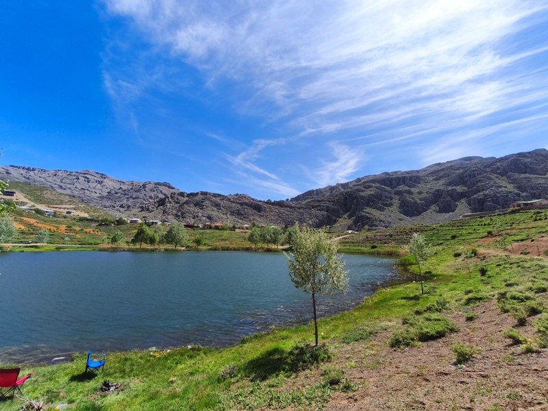 Konya'nın Ahırlı, Bozkır ve Akseki ilçelerinin yaylalarında yer alan Dipsiz Göl, eşsiz manzarası ve gizemli derinliğiyle doğaseverlerin ilgisini çekiyor. Yöre halkı tarafından "dipsiz" olarak adlandırılan göl, berrak suyu ve etkileyici çevresiyle adeta saklı bir cenneti andırıyor.  Doğanın Gizemli Mirası Dipsiz Göl, ismini derinliğinin bilinmemesinden alıyor. Yörede anlatılan efsanelere göre, gölün dibi yokmuş gibi görünüyor ve bu özelliğiyle merak uyandırıyor. Toros Dağları'nın eteklerinde, yemyeşil yaylaların ortasında yer alan göl, özellikle yaz aylarında serin havası ve huzur veren atmosferiyle ziyaretçilerini ağırlıyor.  Yayla Turizmi İçin Büyük Potansiyel Ahırlı, Bozkır ve Akseki yaylaları, doğal güzellikleriyle alternatif turizm rotaları arasında öne çıkıyor. Dipsiz Göl de bu bölgenin keşfedilmeyi bekleyen hazinelerinden biri. Kampçılar, fotoğraf tutkunları ve doğa yürüyüşçüleri için ideal bir durak olan göl, henüz çok fazla bilinmediğinden bakirliğini koruyor.  Koruma Çabaları ve Gelecek Nesillere Aktarım Çevre sakinleri ve yetkililer, Dipsiz Göl'ün doğal dokusunu korumak için çalışmalar yürütüyor. Gölün etrafında çevre düzenlemesi ve tanıtım faaliyetlerinin artırılması hedefleniyor. Aynı zamanda, bölgenin eko-turizme kazandırılması için projeler geliştiriliyor.  Dipsiz Göl, Konya'nın yaylalarında keşfedilmeyi bekleyen bir doğa harikası. Eğer siz de huzur dolu bir kaçamak arıyorsanız, bu gizemli göle mutlaka bir yolculuk yapmalısınız!  Not: Gölün konumu ve ulaşım detayları için yerel rehberlerden bilgi alınması önerilir.