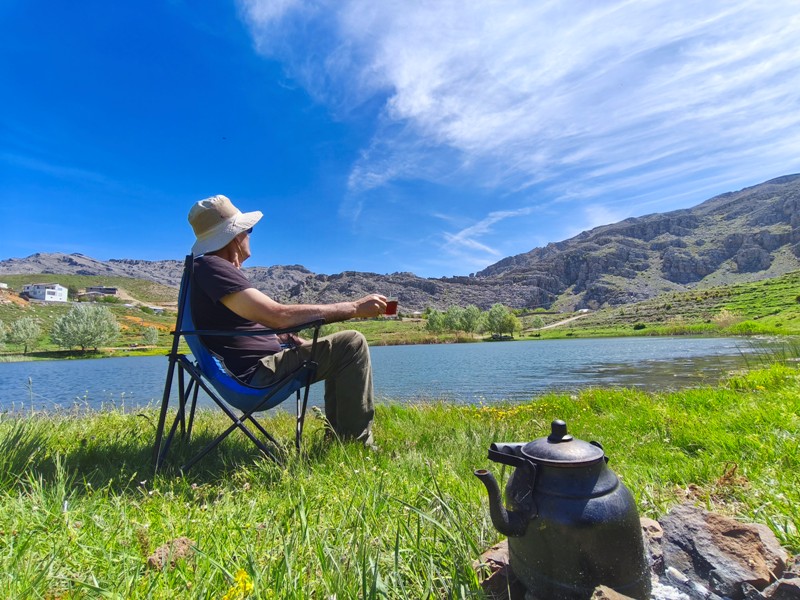 Konya'nın Ahırlı, Bozkır ve Akseki ilçelerinin yaylalarında yer alan Dipsiz Göl, eşsiz manzarası ve gizemli derinliğiyle doğaseverlerin ilgisini çekiyor. Yöre halkı tarafından "dipsiz" olarak adlandırılan göl, berrak suyu ve etkileyici çevresiyle adeta saklı bir cenneti andırıyor.  Doğanın Gizemli Mirası Dipsiz Göl, ismini derinliğinin bilinmemesinden alıyor. Yörede anlatılan efsanelere göre, gölün dibi yokmuş gibi görünüyor ve bu özelliğiyle merak uyandırıyor. Toros Dağları'nın eteklerinde, yemyeşil yaylaların ortasında yer alan göl, özellikle yaz aylarında serin havası ve huzur veren atmosferiyle ziyaretçilerini ağırlıyor.  Yayla Turizmi İçin Büyük Potansiyel Ahırlı, Bozkır ve Akseki yaylaları, doğal güzellikleriyle alternatif turizm rotaları arasında öne çıkıyor. Dipsiz Göl de bu bölgenin keşfedilmeyi bekleyen hazinelerinden biri. Kampçılar, fotoğraf tutkunları ve doğa yürüyüşçüleri için ideal bir durak olan göl, henüz çok fazla bilinmediğinden bakirliğini koruyor.  Koruma Çabaları ve Gelecek Nesillere Aktarım Çevre sakinleri ve yetkililer, Dipsiz Göl'ün doğal dokusunu korumak için çalışmalar yürütüyor. Gölün etrafında çevre düzenlemesi ve tanıtım faaliyetlerinin artırılması hedefleniyor. Aynı zamanda, bölgenin eko-turizme kazandırılması için projeler geliştiriliyor.  Dipsiz Göl, Konya'nın yaylalarında keşfedilmeyi bekleyen bir doğa harikası. Eğer siz de huzur dolu bir kaçamak arıyorsanız, bu gizemli göle mutlaka bir yolculuk yapmalısınız!  Not: Gölün konumu ve ulaşım detayları için yerel rehberlerden bilgi alınması önerilir.