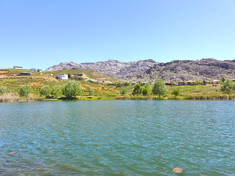 Konya'nın Ahırlı, Bozkır ve Akseki ilçelerinin yaylalarında yer alan Dipsiz Göl, eşsiz manzarası ve gizemli derinliğiyle doğaseverlerin ilgisini çekiyor. Yöre halkı tarafından "dipsiz" olarak adlandırılan göl, berrak suyu ve etkileyici çevresiyle adeta saklı bir cenneti andırıyor.  Doğanın Gizemli Mirası Dipsiz Göl, ismini derinliğinin bilinmemesinden alıyor. Yörede anlatılan efsanelere göre, gölün dibi yokmuş gibi görünüyor ve bu özelliğiyle merak uyandırıyor. Toros Dağları'nın eteklerinde, yemyeşil yaylaların ortasında yer alan göl, özellikle yaz aylarında serin havası ve huzur veren atmosferiyle ziyaretçilerini ağırlıyor.  Yayla Turizmi İçin Büyük Potansiyel Ahırlı, Bozkır ve Akseki yaylaları, doğal güzellikleriyle alternatif turizm rotaları arasında öne çıkıyor. Dipsiz Göl de bu bölgenin keşfedilmeyi bekleyen hazinelerinden biri. Kampçılar, fotoğraf tutkunları ve doğa yürüyüşçüleri için ideal bir durak olan göl, henüz çok fazla bilinmediğinden bakirliğini koruyor.  Koruma Çabaları ve Gelecek Nesillere Aktarım Çevre sakinleri ve yetkililer, Dipsiz Göl'ün doğal dokusunu korumak için çalışmalar yürütüyor. Gölün etrafında çevre düzenlemesi ve tanıtım faaliyetlerinin artırılması hedefleniyor. Aynı zamanda, bölgenin eko-turizme kazandırılması için projeler geliştiriliyor.  Dipsiz Göl, Konya'nın yaylalarında keşfedilmeyi bekleyen bir doğa harikası. Eğer siz de huzur dolu bir kaçamak arıyorsanız, bu gizemli göle mutlaka bir yolculuk yapmalısınız!  Not: Gölün konumu ve ulaşım detayları için yerel rehberlerden bilgi alınması önerilir.