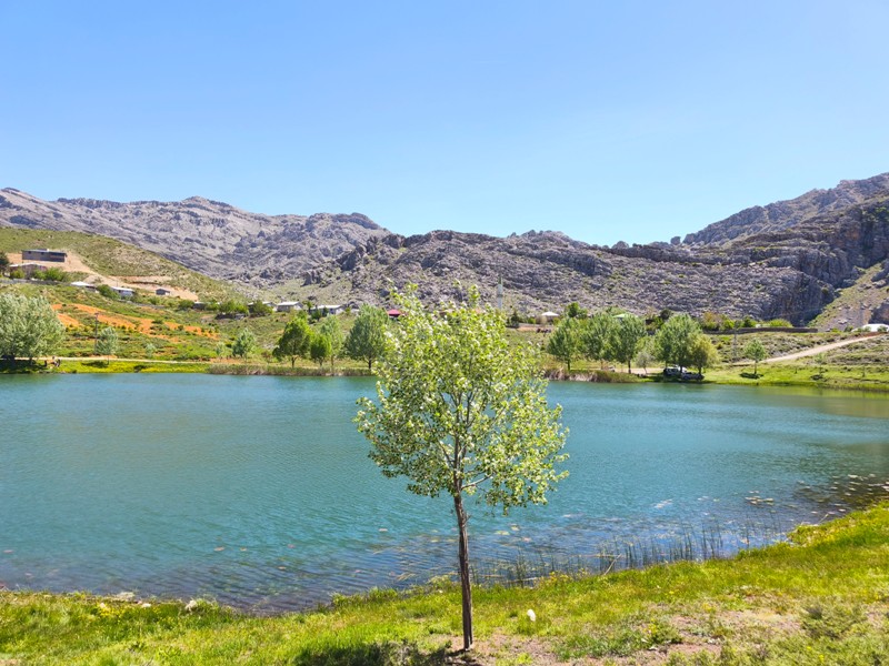 Konya'nın Ahırlı, Bozkır ve Akseki ilçelerinin yaylalarında yer alan Dipsiz Göl, eşsiz manzarası ve gizemli derinliğiyle doğaseverlerin ilgisini çekiyor. Yöre halkı tarafından "dipsiz" olarak adlandırılan göl, berrak suyu ve etkileyici çevresiyle adeta saklı bir cenneti andırıyor.  Doğanın Gizemli Mirası Dipsiz Göl, ismini derinliğinin bilinmemesinden alıyor. Yörede anlatılan efsanelere göre, gölün dibi yokmuş gibi görünüyor ve bu özelliğiyle merak uyandırıyor. Toros Dağları'nın eteklerinde, yemyeşil yaylaların ortasında yer alan göl, özellikle yaz aylarında serin havası ve huzur veren atmosferiyle ziyaretçilerini ağırlıyor.  Yayla Turizmi İçin Büyük Potansiyel Ahırlı, Bozkır ve Akseki yaylaları, doğal güzellikleriyle alternatif turizm rotaları arasında öne çıkıyor. Dipsiz Göl de bu bölgenin keşfedilmeyi bekleyen hazinelerinden biri. Kampçılar, fotoğraf tutkunları ve doğa yürüyüşçüleri için ideal bir durak olan göl, henüz çok fazla bilinmediğinden bakirliğini koruyor.  Koruma Çabaları ve Gelecek Nesillere Aktarım Çevre sakinleri ve yetkililer, Dipsiz Göl'ün doğal dokusunu korumak için çalışmalar yürütüyor. Gölün etrafında çevre düzenlemesi ve tanıtım faaliyetlerinin artırılması hedefleniyor. Aynı zamanda, bölgenin eko-turizme kazandırılması için projeler geliştiriliyor.  Dipsiz Göl, Konya'nın yaylalarında keşfedilmeyi bekleyen bir doğa harikası. Eğer siz de huzur dolu bir kaçamak arıyorsanız, bu gizemli göle mutlaka bir yolculuk yapmalısınız!  Not: Gölün konumu ve ulaşım detayları için yerel rehberlerden bilgi alınması önerilir.