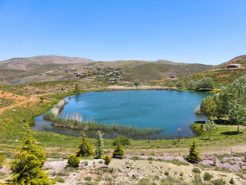 Konya'nın Ahırlı, Bozkır ve Akseki ilçelerinin yaylalarında yer alan Dipsiz Göl, eşsiz manzarası ve gizemli derinliğiyle doğaseverlerin ilgisini çekiyor. Yöre halkı tarafından "dipsiz" olarak adlandırılan göl, berrak suyu ve etkileyici çevresiyle adeta saklı bir cenneti andırıyor.  Doğanın Gizemli Mirası Dipsiz Göl, ismini derinliğinin bilinmemesinden alıyor. Yörede anlatılan efsanelere göre, gölün dibi yokmuş gibi görünüyor ve bu özelliğiyle merak uyandırıyor. Toros Dağları'nın eteklerinde, yemyeşil yaylaların ortasında yer alan göl, özellikle yaz aylarında serin havası ve huzur veren atmosferiyle ziyaretçilerini ağırlıyor.  Yayla Turizmi İçin Büyük Potansiyel Ahırlı, Bozkır ve Akseki yaylaları, doğal güzellikleriyle alternatif turizm rotaları arasında öne çıkıyor. Dipsiz Göl de bu bölgenin keşfedilmeyi bekleyen hazinelerinden biri. Kampçılar, fotoğraf tutkunları ve doğa yürüyüşçüleri için ideal bir durak olan göl, henüz çok fazla bilinmediğinden bakirliğini koruyor.  Koruma Çabaları ve Gelecek Nesillere Aktarım Çevre sakinleri ve yetkililer, Dipsiz Göl'ün doğal dokusunu korumak için çalışmalar yürütüyor. Gölün etrafında çevre düzenlemesi ve tanıtım faaliyetlerinin artırılması hedefleniyor. Aynı zamanda, bölgenin eko-turizme kazandırılması için projeler geliştiriliyor.  Dipsiz Göl, Konya'nın yaylalarında keşfedilmeyi bekleyen bir doğa harikası. Eğer siz de huzur dolu bir kaçamak arıyorsanız, bu gizemli göle mutlaka bir yolculuk yapmalısınız!  Not: Gölün konumu ve ulaşım detayları için yerel rehberlerden bilgi alınması önerilir.