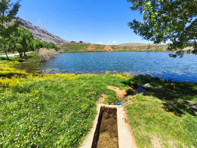 Konya'nın Ahırlı, Bozkır ve Akseki ilçelerinin yaylalarında yer alan Dipsiz Göl, eşsiz manzarası ve gizemli derinliğiyle doğaseverlerin ilgisini çekiyor. Yöre halkı tarafından "dipsiz" olarak adlandırılan göl, berrak suyu ve etkileyici çevresiyle adeta saklı bir cenneti andırıyor.  Doğanın Gizemli Mirası Dipsiz Göl, ismini derinliğinin bilinmemesinden alıyor. Yörede anlatılan efsanelere göre, gölün dibi yokmuş gibi görünüyor ve bu özelliğiyle merak uyandırıyor. Toros Dağları'nın eteklerinde, yemyeşil yaylaların ortasında yer alan göl, özellikle yaz aylarında serin havası ve huzur veren atmosferiyle ziyaretçilerini ağırlıyor.  Yayla Turizmi İçin Büyük Potansiyel Ahırlı, Bozkır ve Akseki yaylaları, doğal güzellikleriyle alternatif turizm rotaları arasında öne çıkıyor. Dipsiz Göl de bu bölgenin keşfedilmeyi bekleyen hazinelerinden biri. Kampçılar, fotoğraf tutkunları ve doğa yürüyüşçüleri için ideal bir durak olan göl, henüz çok fazla bilinmediğinden bakirliğini koruyor.  Koruma Çabaları ve Gelecek Nesillere Aktarım Çevre sakinleri ve yetkililer, Dipsiz Göl'ün doğal dokusunu korumak için çalışmalar yürütüyor. Gölün etrafında çevre düzenlemesi ve tanıtım faaliyetlerinin artırılması hedefleniyor. Aynı zamanda, bölgenin eko-turizme kazandırılması için projeler geliştiriliyor.  Dipsiz Göl, Konya'nın yaylalarında keşfedilmeyi bekleyen bir doğa harikası. Eğer siz de huzur dolu bir kaçamak arıyorsanız, bu gizemli göle mutlaka bir yolculuk yapmalısınız!  Not: Gölün konumu ve ulaşım detayları için yerel rehberlerden bilgi alınması önerilir.