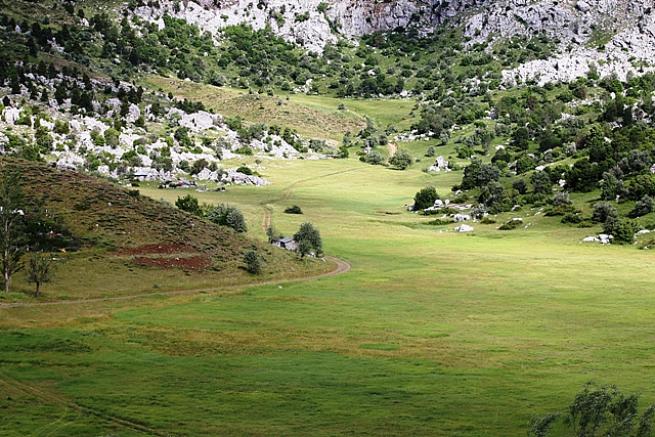 Toros Dağlarında Yayla Evleri Kardan Kayboldu