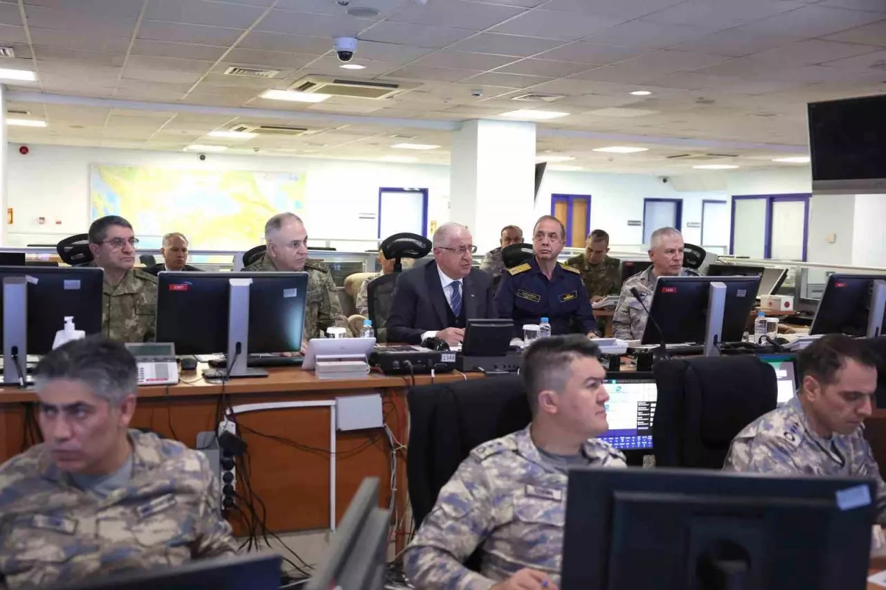 Bakan Güler sabaha karşı duyurdu! Terör örgütü pişman edildi, çok sayıda ölü var...