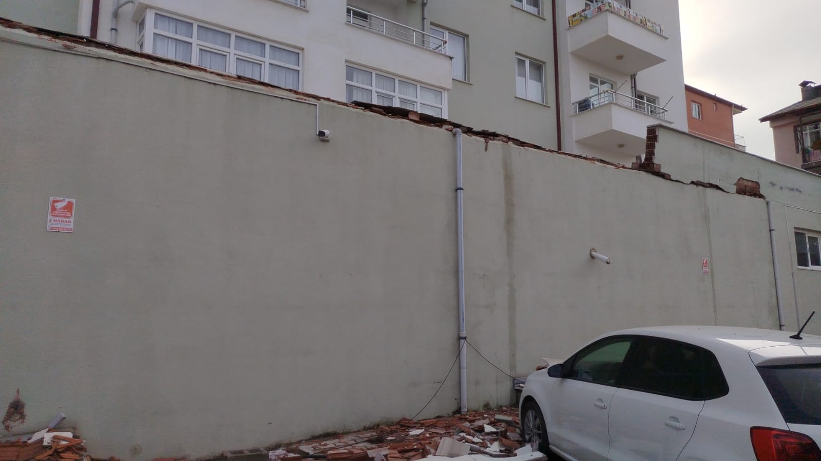 Seydişehir'de Apartman Duvarı Park Halindeki Araçların Üzerine Düştü: İki Araç Zarar Gördü