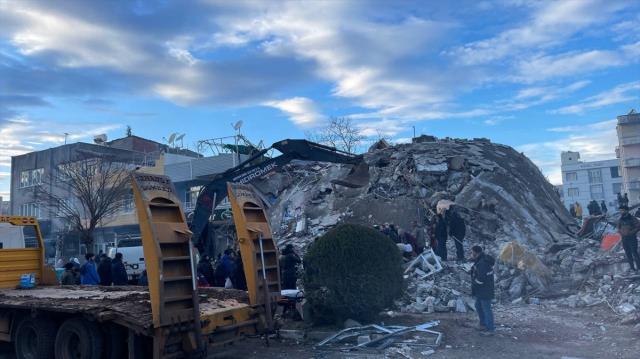 10 ili vuran depremde bilanço her geçen dakika ağırlaşıyor! Hayatını kaybedenlerin sayısı 4544'e yükseldi