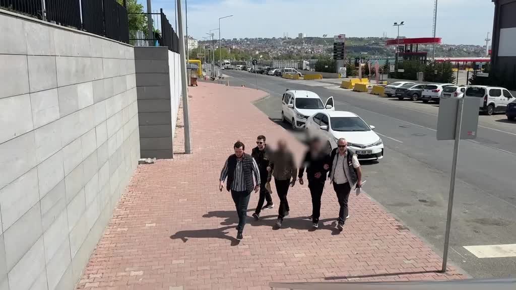 14 yaşındaki çocuk, evine yardım için gelen kadının boğazını kesti