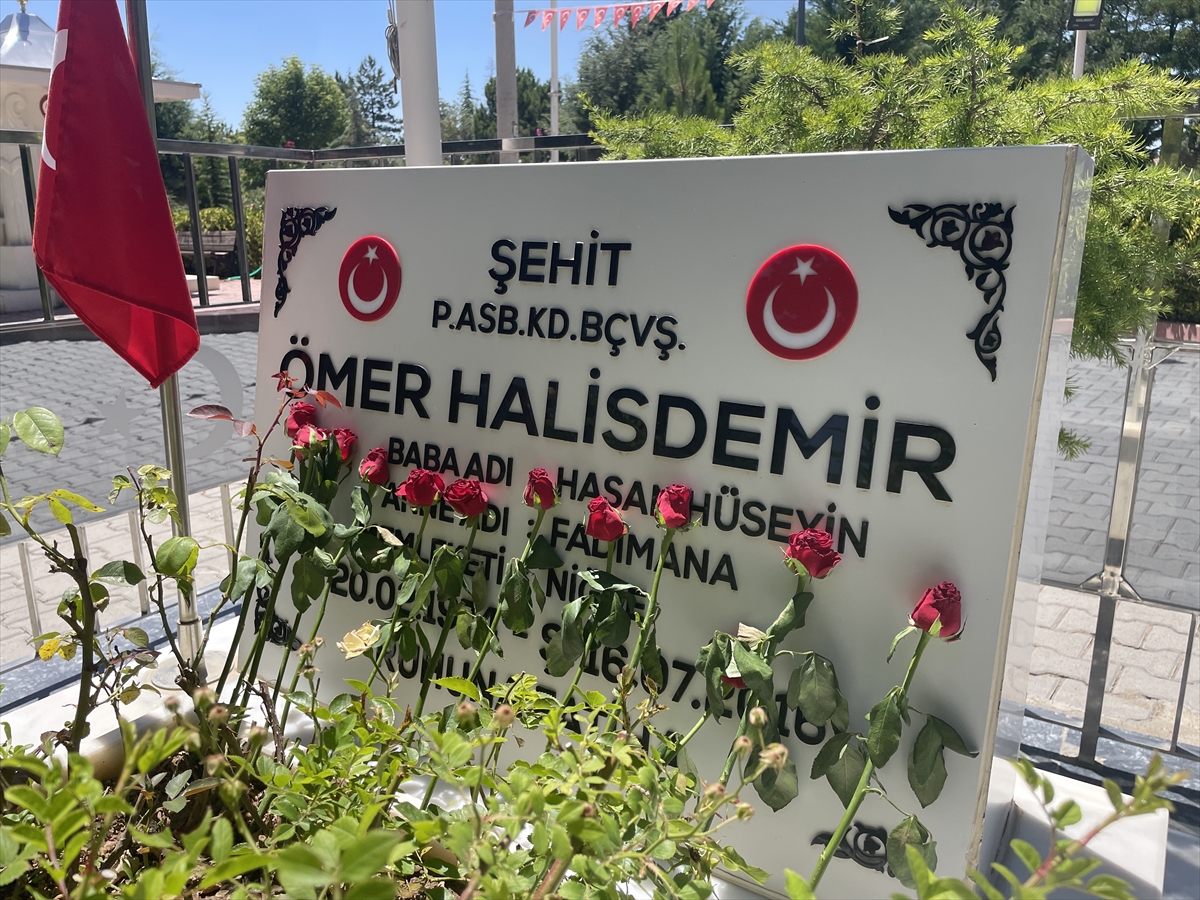 15 Temmuz kahramanı şehit Ömer Halisdemir'in kabri ziyaret ediliyor