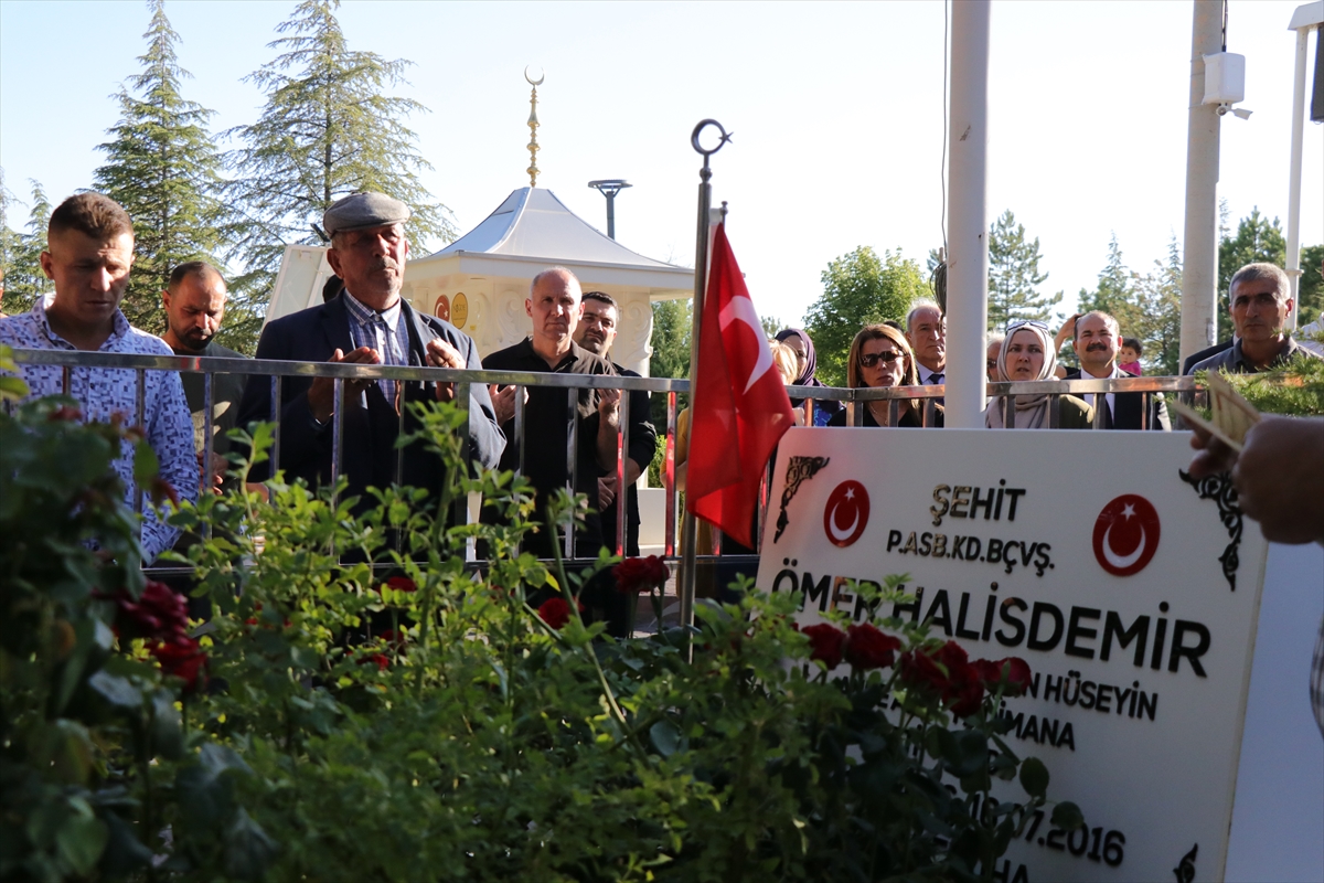 15 Temmuz'un kahraman şehidi Ömer Halisdemir'in kabrinde tören düzenlendi