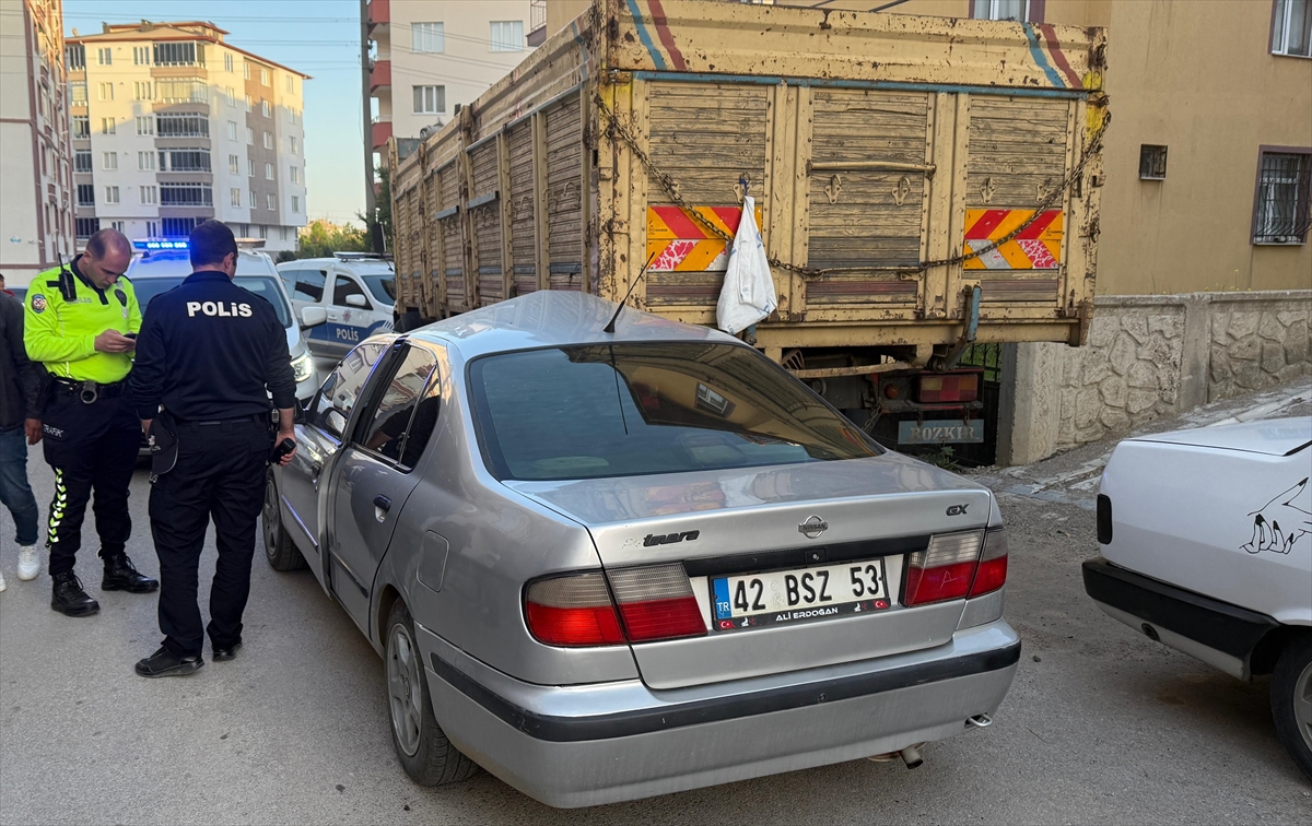 Otomobil park halindeki kamyonun altına girdi